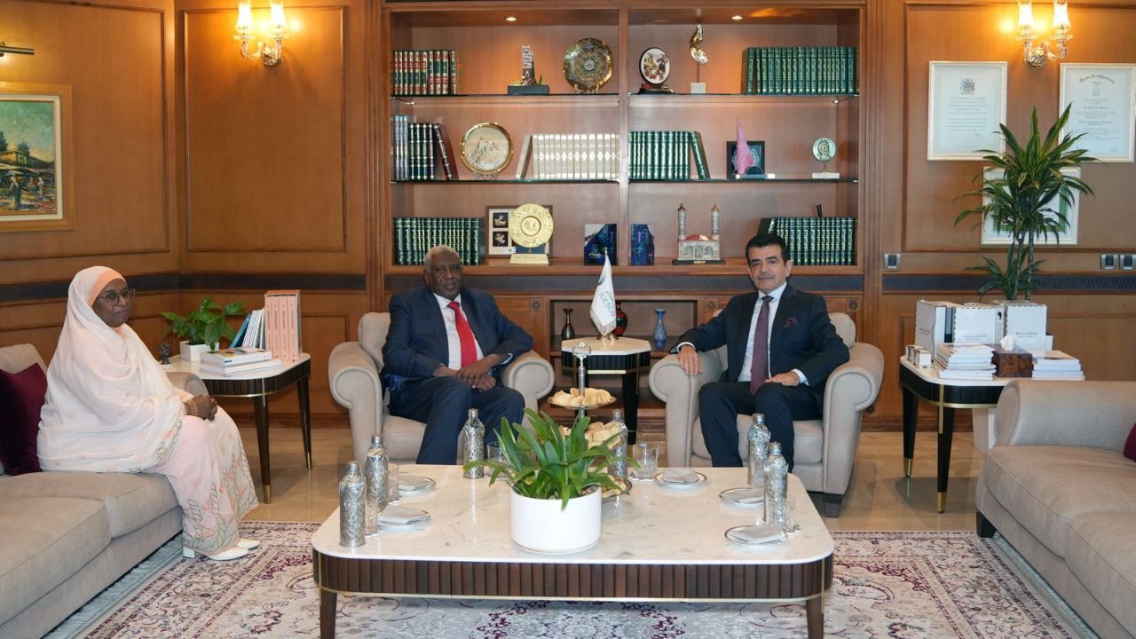 جامعة إفريقيا العالمية تقدم(100) منحة للإيسيسكو