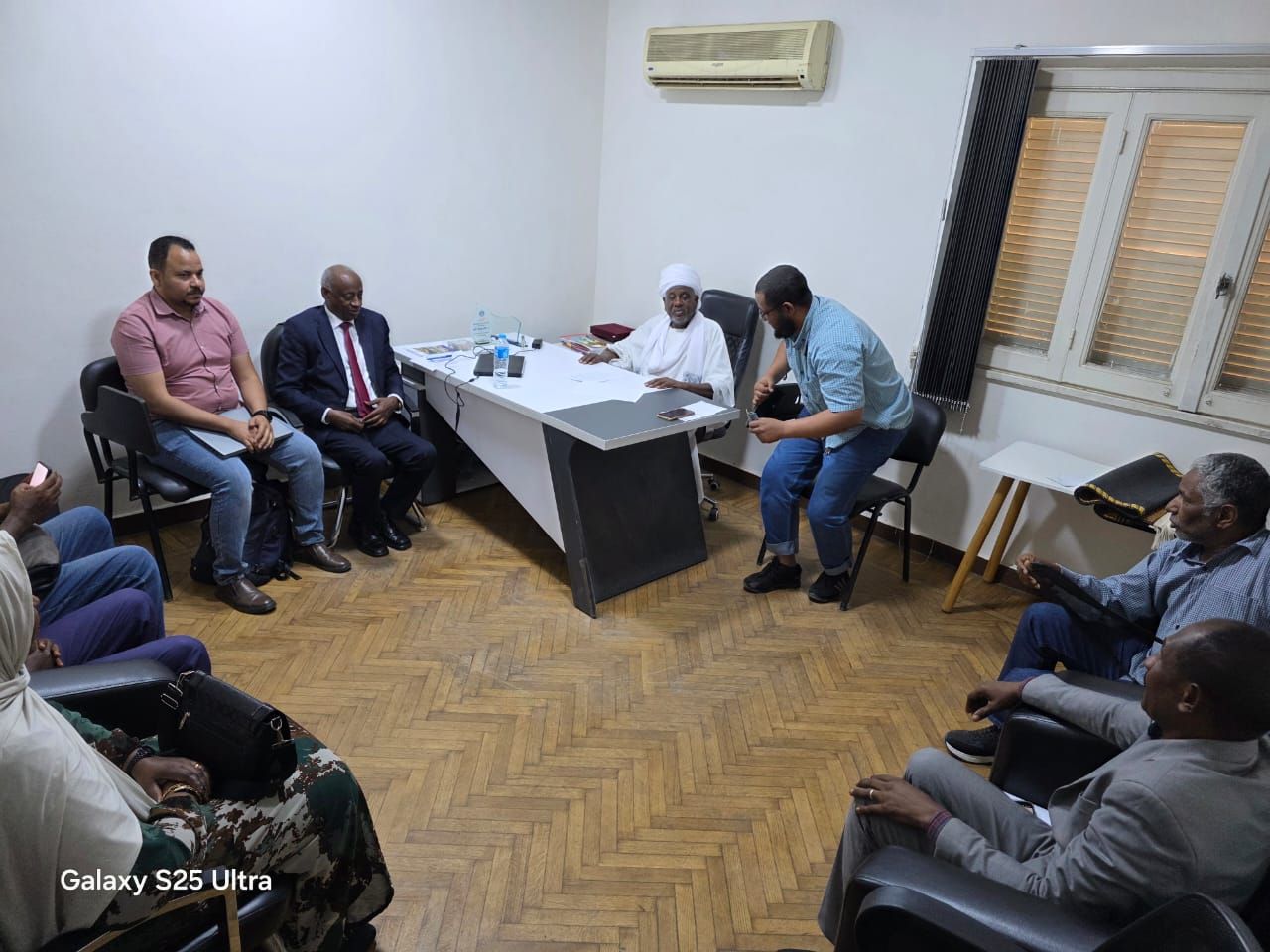 مدير جامعة إفريقيا العالمية يطمئن على ترتيبات العودة الطوعية ويشيد بجهود لجنة العودة الطوعية فرع القاهرة