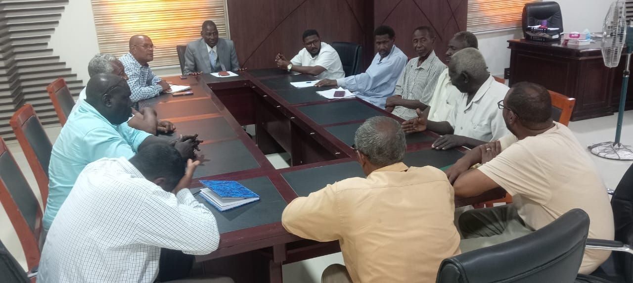 نائب مدير الجامعة للشؤون الإدارية والمالية يبحث سبل تطوير العمل الإداري