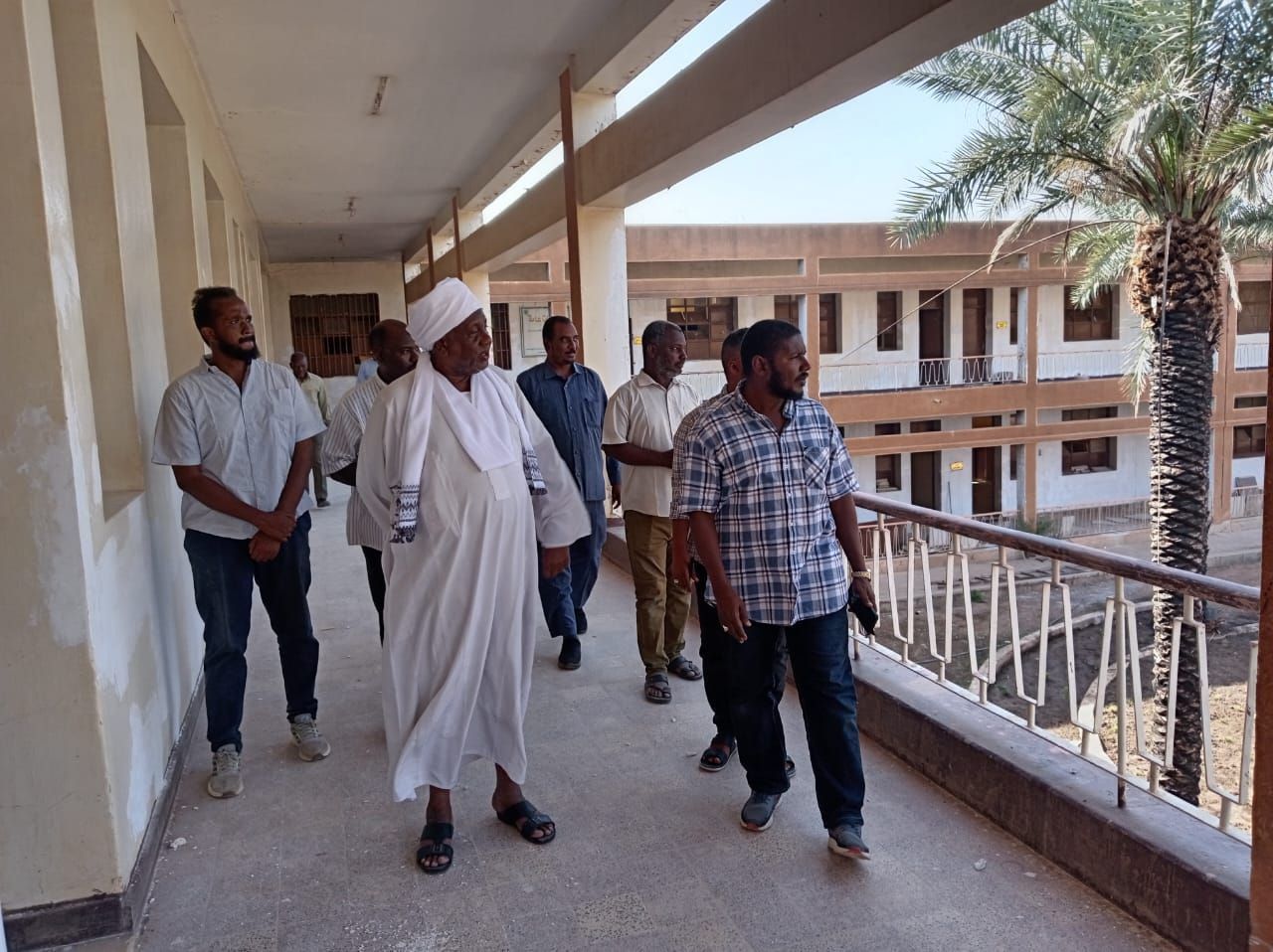 مدير الجامعة يتفقد كليتي التربية والآداب ويقف على الترتيبات النهائية لانطلاقة الدراسة