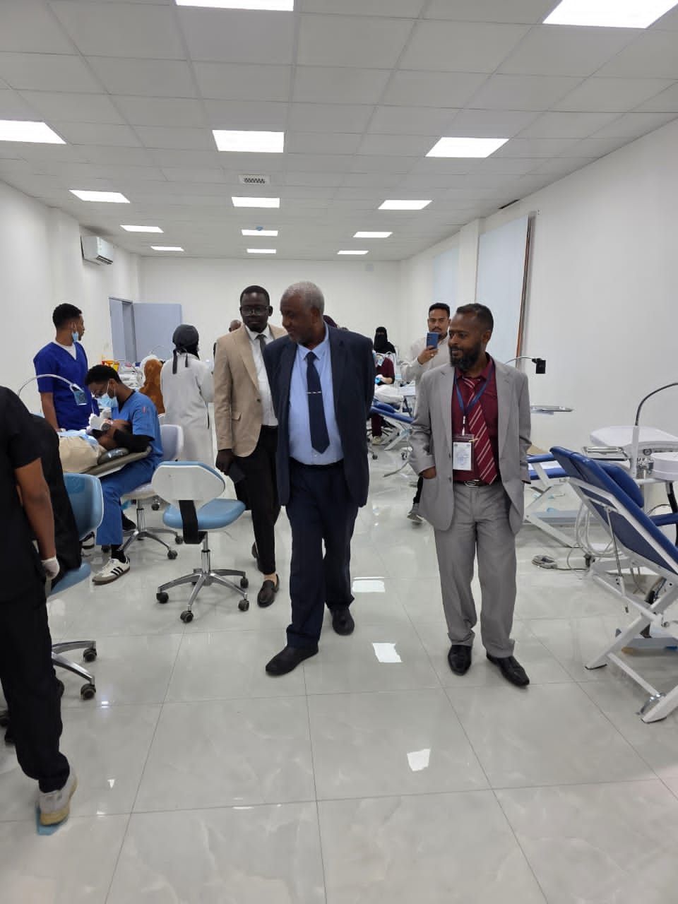 مدير جامعة إفريقيا العالمية يتفقد سير الامتحانات بمركز الرياض