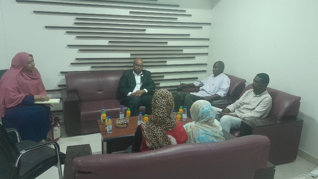 نائب مدير الجامعة للشؤون الإدارية والمالية يستقبل وفد الهلال الأحمر السوداني – ولاية الخرطوم