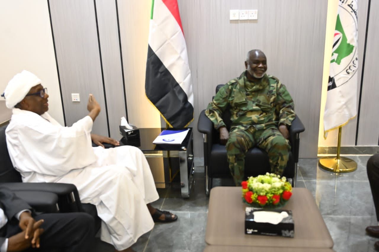 مدير جامعة إفريقيا العالمية يلتقي وزير المالية والوزير يؤكد أهمية الجامعة كمشروع علمي إقليمي واعد