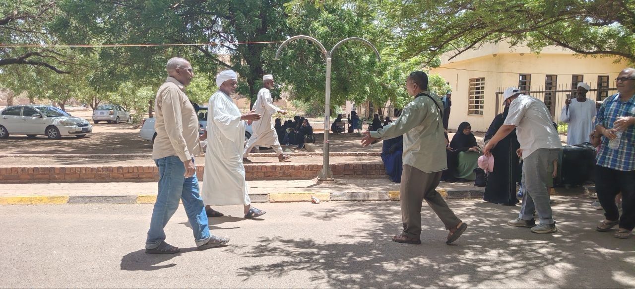 مدير جامعة إفريقيا العالمية يستقبل الفوج الثاني من منتسبي الجامعة العائدين من جمهورية مصر العربية