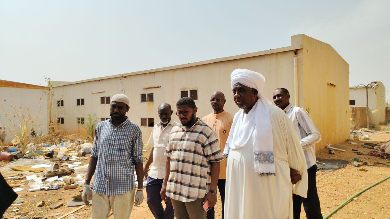 مدير جامعة إفريقيا العالمية يتفقد أعمال النفرة الكبرى لإصحاح البيئة وتنظيف وتشجير الجامعة